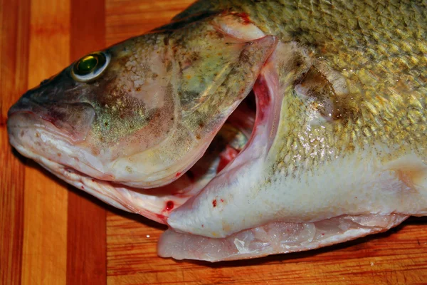 Pesce fresco su un tagliere — Foto Stock