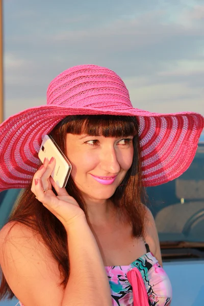 Девушка в шляпе разговаривает по телефону — стоковое фото