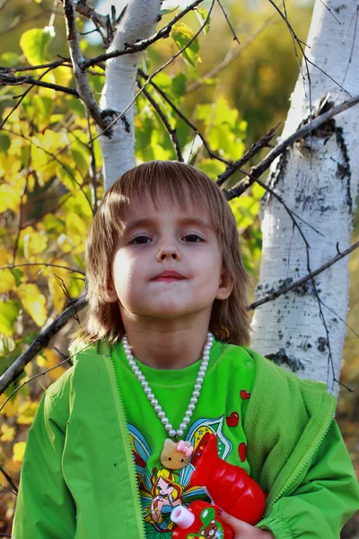 Das vierjährige Mädchen im Wald — Stockfoto