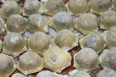 bir kesme tahtası üzerinde aile içi çiğ köfte