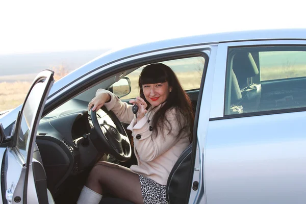 Dziewczyna w samochodzie z kluczem w dłoni — Zdjęcie stockowe