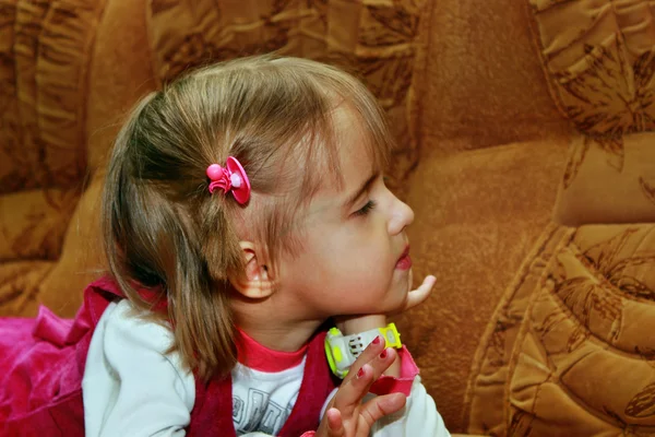 Kleines Mädchen auf dem Sofa liegend, den Kopf zur Seite gedreht — Stockfoto