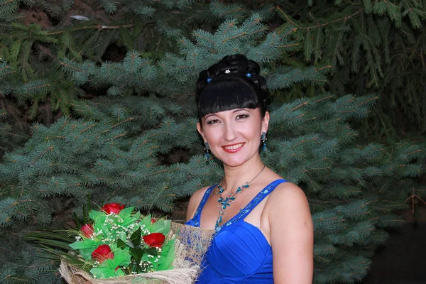 Fille heureuse avec bouquet de fleurs — Photo