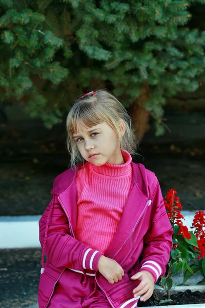 Sad girl standing near fir — Stock Photo, Image