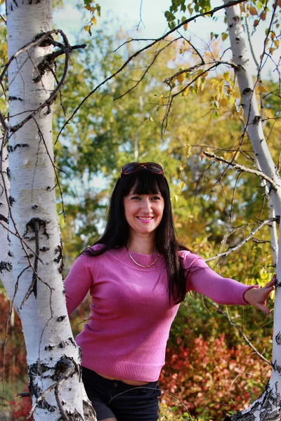 아름 다운 여자는 자작나무 근처 — 스톡 사진