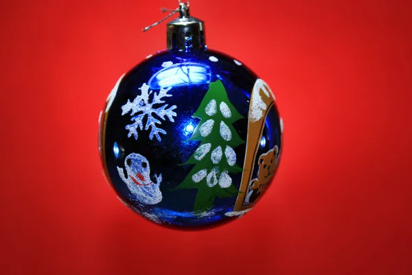 红色背景上的圣诞树装饰球 — 图库照片