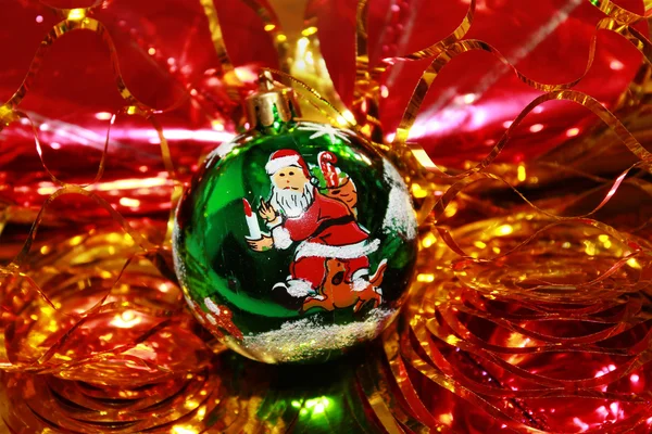 Bola de Navidad verde en un oropel dorado — Foto de Stock