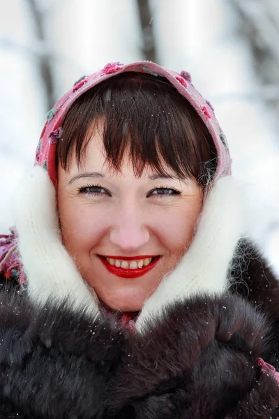 Bir kızda pembe atkı ve eldiven içinde kış woo portresi — Stok fotoğraf