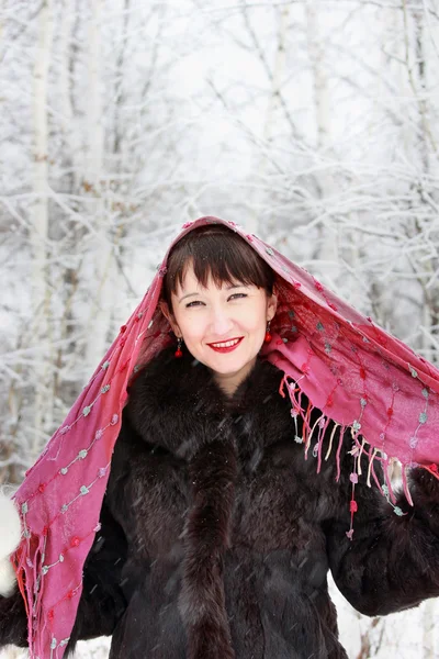 冬の森の少女 — ストック写真