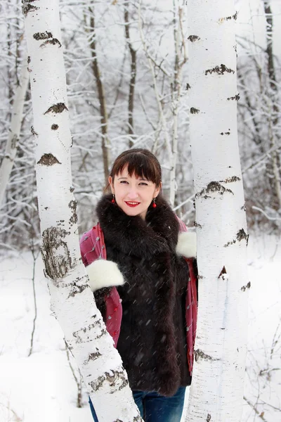 Bella ragazza su due betulle — Foto Stock