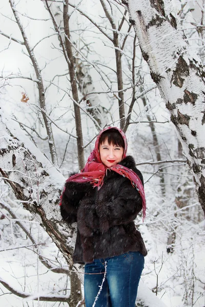 Dívka v zasněženém lese — Stock fotografie