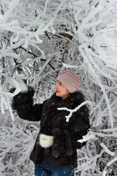 Flicka i vinterskogen — Stockfoto