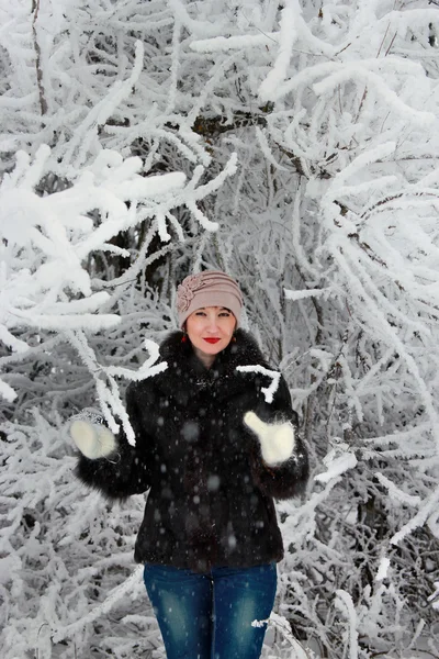 Chica en un árbol cubierto de nieve — Foto de Stock