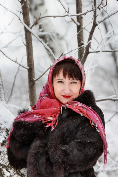 Vacker kvinna i rosa halsduk i vinter skogen — ストック写真