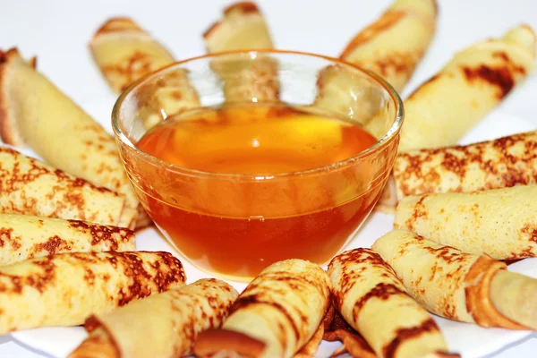 Pancake dengan madu di atas piring — Stok Foto