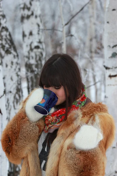 Giovane ragazza che beve tè nel bosco — Foto Stock