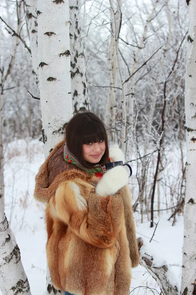 Όμορφο κορίτσι στο δάσος, με μια κούπα του τσαγιού στα χέρια του — Φωτογραφία Αρχείου
