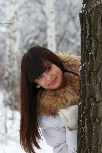 Flicka i vinter skog nära oak — Stockfoto