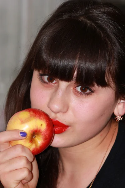 Retrato de una niña con manzana roja —  Fotos de Stock