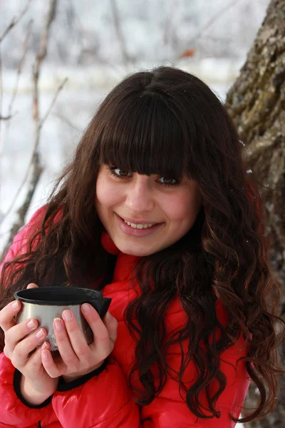 Όμορφο κορίτσι με ένα τσάι στο δάσος το χειμώνα — Φωτογραφία Αρχείου