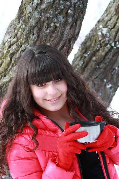 Dívka drží víko termoska — Stock fotografie