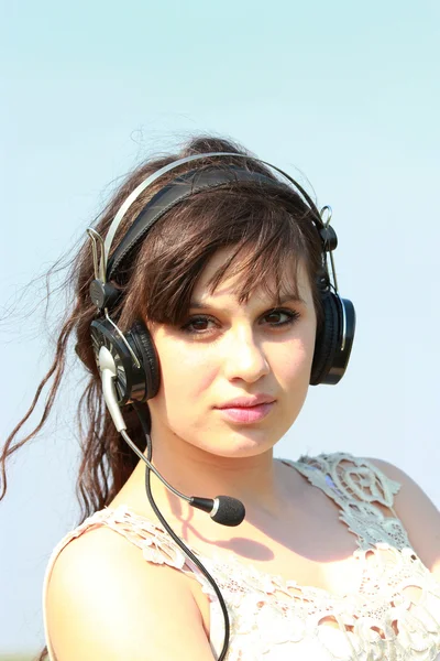 Retrato de una chica con auriculares —  Fotos de Stock