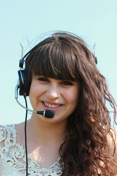 Πορτρέτο του ευτυχής κορίτσι ακουστικά με mikrafon — Φωτογραφία Αρχείου