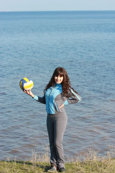 Дівчина з волейбольним м'ячем — стокове фото