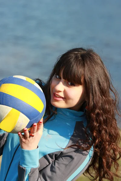 Portrait d'une fille avec une balle de volley-ball — Photo