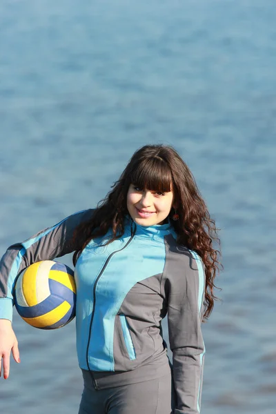 La ragazza sta tenendo una pallavolo. — Foto Stock