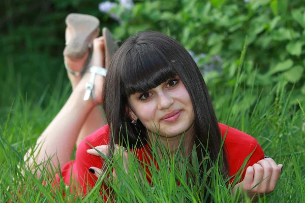 草の上に横たわって、幸せな少女の肖像画 — ストック写真