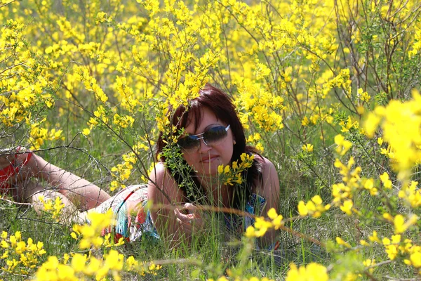 Mädchen mit Sonnenbrille in der blühenden Akazie — Stockfoto