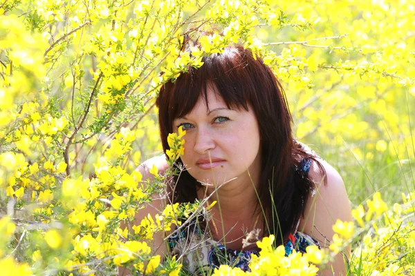 Portrait d'une fille aux cheveux bruns en acacias fleuries — Photo