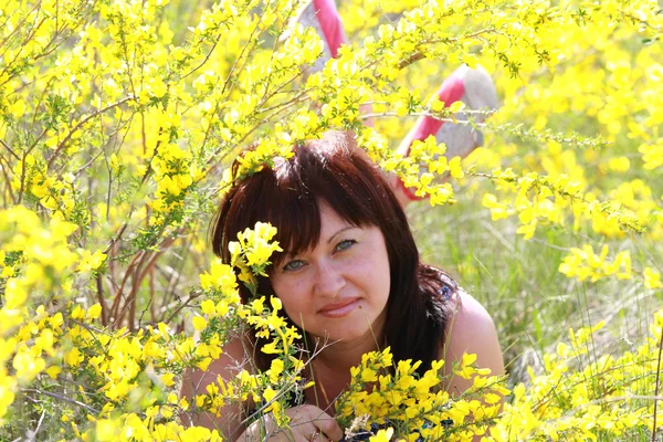 Young woman in flowering acacias — Stock Photo, Image