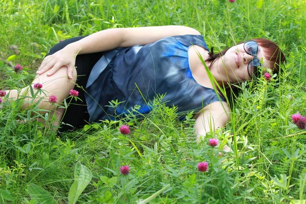 Chica acostada en la hierba —  Fotos de Stock