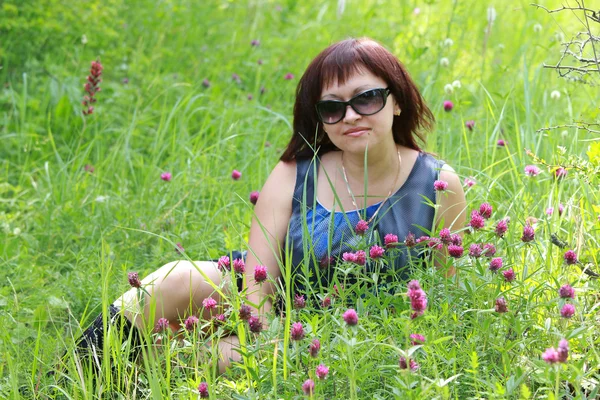 Fille assise sur l'herbe — Photo