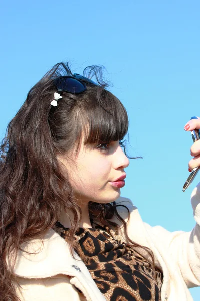 Güzel kız kendini küçük bir aynaya bakmak — Stok fotoğraf