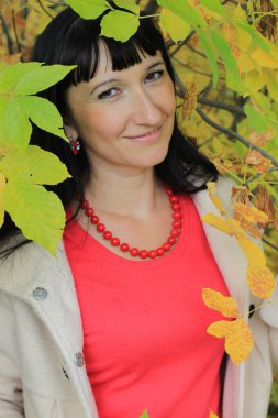 sonbahar arasında genç bir kadın portresi bırakır