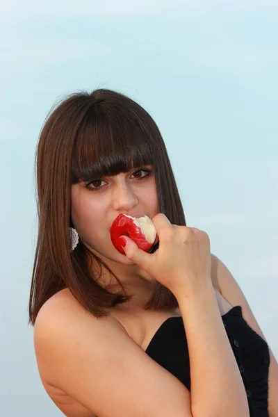 Молодая девушка ест яблоко — стоковое фото