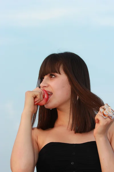 Chica mordiendo una manzana —  Fotos de Stock