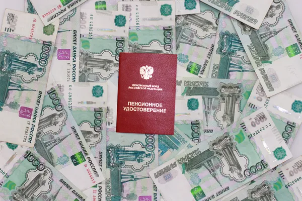 Certificat de pension sur le fond des billets russes — Photo