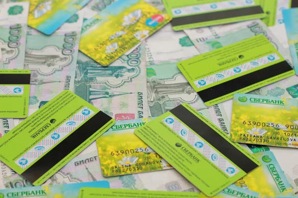 Пластикові банківські картки та російські гроші тисячних 스톡 사진