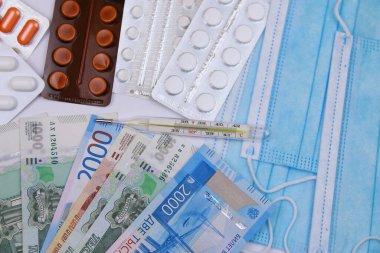 Coronavirus ve grip salgını. Yüksek ateş. Koronavirüse karşı Rus parasının arka planına karşı koruyucu araçlar