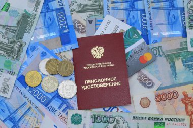 Emeklilik belgesi ve plastik banka kartları Rus parasında.