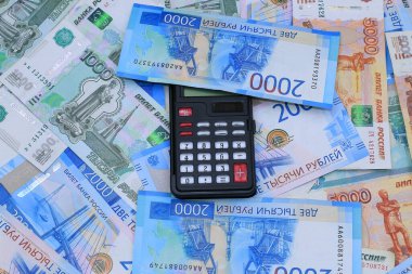 Hesap makinesi Rus parasının arka planında yatıyor.