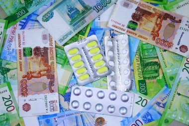 Emekli maaşı alıyorum. Emeklilerin sertifikası ve hapları kağıt banknotların üzerindedir.