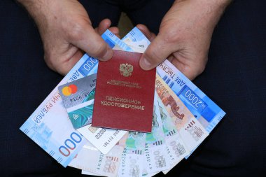 Emeklilik: Emeklilik belgesi, pasaport, Rus parası erkeklerin elinde