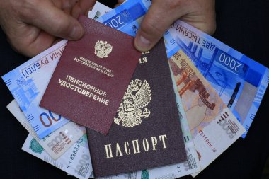 Emeklilik: Emeklilik belgesi, pasaport, Rus parası erkeklerin elinde