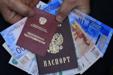 Emeklilik belgesi, Rus pasaportu ve erkeklerin elindeki para.