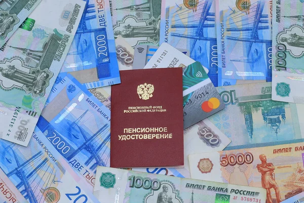 Primirea Unei Pensii Certificatul Pensie Cardurile Bancare Sunt Bani Ruși — Fotografie, imagine de stoc